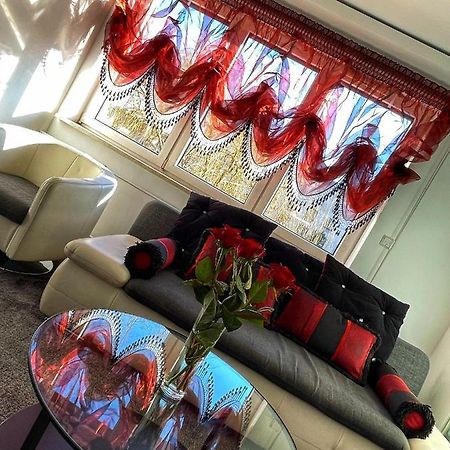 Luxury Red Apartment By Marta Radom Exterior foto