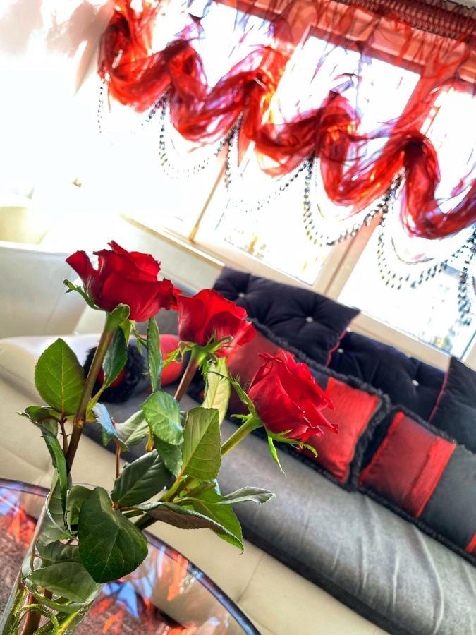 Luxury Red Apartment By Marta Radom Exterior foto